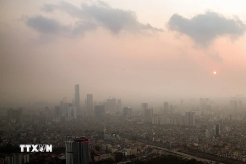 Nhìn từ trên cao Hà Nội mù mịt trong những ngày chỉ số ô nhiễm không khí cao kỷ lục. (Ảnh: Trọng Đạt/TTXVN)