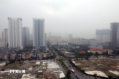 Hà Nội vừa trải qua mấy cơn mưa nhưng bầu trời vẫn mờ mịt trong làn khói. Bầu không khí tại khu vực quận Cầu Giấy vào lúc 11h ngày 4/10/2019. (Ảnh: Huy Hùng/TTXVN)