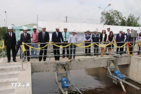 Các đại biểu tham quan khu vực xử lý nước thả của Nhà máy xử lý nước thải thành phố Long Xuyên. (Ảnh: Công Mạo/TTXVN)
