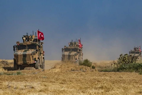 Xe quân sự Thổ Nhĩ Kỳ tuần tra tại làng al-Hashisha, ngoại ô Tal Abyad, Syria. (Ảnh: AFP/TTXVN)