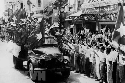Đại đoàn quân Giải phóng từ các cửa ô tiến vào giải phóng Thủ đô ngày 10/10/1954. (Ảnh: Tư liệu TTXVN) 