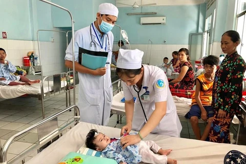Bệnh nhi nhập viện điều trị bệnh sốt xuất huyết tại Bệnh viện Sản Nhi tỉnh An Giang. (Ảnh: Thanh Sang/TTXVN)