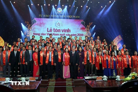 63 nông dân Việt Nam xuất sắc chụp ảnh lưu niệm với các đồng chí lãnh đạo Đảng, Nhà nước. (Ảnh: Danh Lam/TTXVN)
