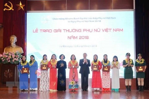 Thường trực Ban Bí thư Trần Quốc Vượng và Trưởng Ban Dân vận Trung ương Trương Thị Mai trao Giải thưởng Phụ nữ Việt Nam năm 2018 cho các tập thể. (Ảnh: Phương Hoa/TTXVN)