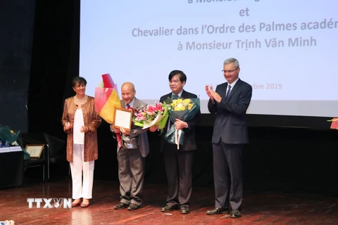 Ngài Nicolas Warnery, Đại sứ Pháp tại Việt Nam trao tặng Huân chương Hiệp sỹ Văn học và Nghệ thuật cho ông Ngô Tự Lập, Viện trưởng Viện Quốc tế Pháp ngữ (thứ 2 từ trái sang) và Huân chương Hiệp sỹ Cành cọ Hàn Lâm cho phó giáo sư, tiến sỹ Trịnh Văn Minh, G