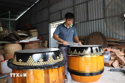 Anh Nguyễn Văn An (Tư An), thuộc thế hệ thứ 5 ở làng nghề truyền thống Bình An vẫn đang miệt mài giữ gìn và phát huy nghề truyền thống mà cha ông để lại. (Ảnh: Bùi Giang/TTXVN)