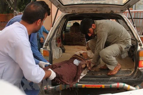 Chuyển nạn nhân bị thương trong vụ nổ bom tại một đền thờ Hồi giáo ở Jalalabad, Afghanistan, ngày 18/10. (Ảnh:THX/TTXVN)