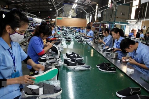 Sản xuất giày xuất khẩu. (Ảnh: Trần Việt/TTXVN)