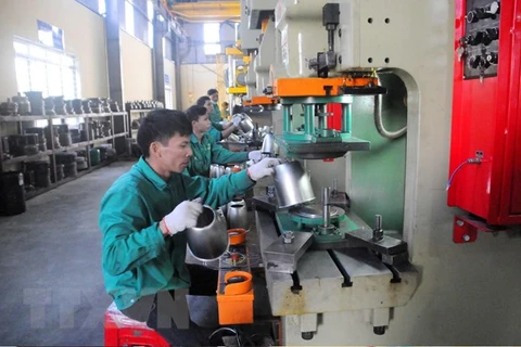 Sản xuất đồ điện gia dụng tại Công ty TNHH Điện cơ AIDI Khu công nghiệp Gia Lễ, thị trấn Đông Hưng, tỉnh Thái Bình. (Ảnh: Thế Duyệt/TTXVN)