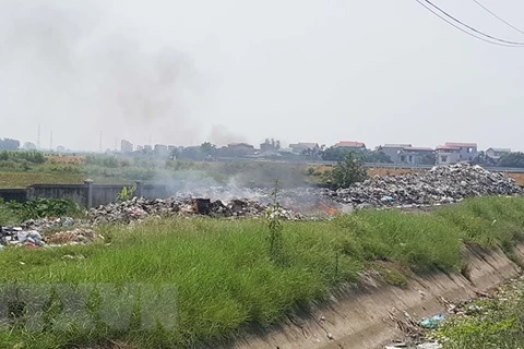 Các loại chất thải, phế liệu ở xã Tề Lỗ không bán được bị người dân đốt hủy gần khu dân cư gây ô nhiễm môi trường. (Ảnh: Nguyễn Trọng Lịch/TTXVN) 