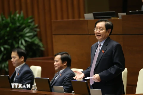 Bộ trưởng Bộ Nội vụ Lê Vĩnh Tân trả lời chất vấn các câu hỏi của đại biểu Quốc hội. (Ảnh: Dương Giang/TTXVN)