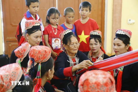 [Photo] Tuyên Quang: Nghề dệt, thêu tay truyền thống của đồng bào Dao