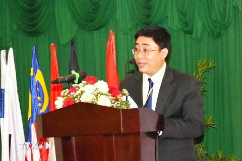 Phó giáo sư, tiến sỹ Huỳnh Thanh Công, Đại học quốc gia TPHCM phát biểu khai mạc hội thảo. (Ảnh: Hồng Hiếu/TTXVN)