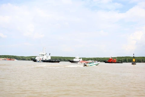 Rất nhiều phương tiện cứu hộ, cứu nạn được huy động để khắc phục sự cố chìm tàu Vietsun Integrity. (Ảnh: Tiến Lực/TTXVN)