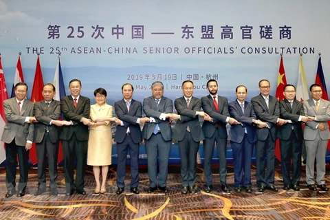 Các quan chức cấp cao ASEAN và Trung Quốc chụp hình chung. Ảnh minh họa. (Ảnh: Lương Tuấn/TTXVN)