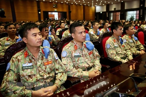 Cán bộ, nhân viên Bệnh viện dã chiến cấp 2 số 2 tham dự lễ xuất quân. (Ảnh: Dương Giang/TTXVN)