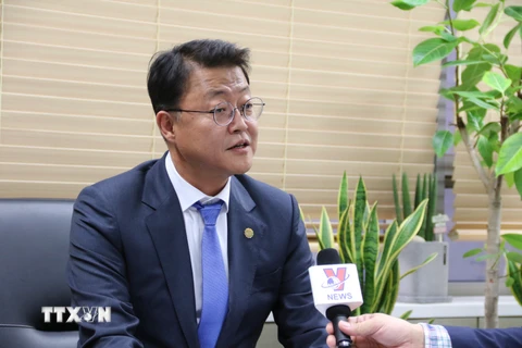 Ông Joo Hyung Chul - Chủ tịch Ủy ban Chính sách hướng Nam Mới của Hàn Quốc trả lời phòng vấn. (Ảnh: Hữu Tuyên/TTXVN)