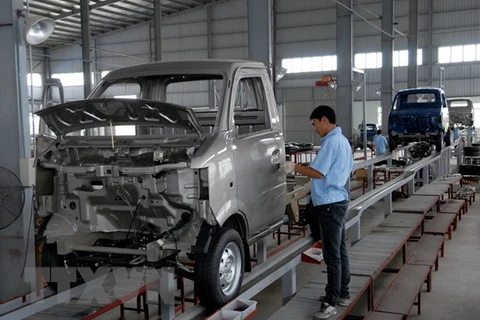 Lắp ráp xe tải tại Công ty Cổ phần Ôtô Đông Bản Việt Nam. (Ảnh: Danh Lam/TTXVN)
