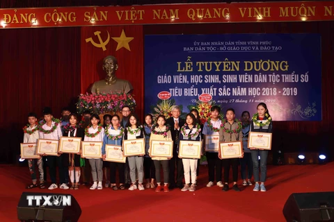Các sinh viên, học sinh dân tộc thiểu số tiêu biểu, xuất sắc đạt giải cấp quốc gia và cấp tỉnh năm học 2018-2019 được nhận giấy khen tại buổi lễ. (Ảnh: Hoàng Hùng/TTXVN)
