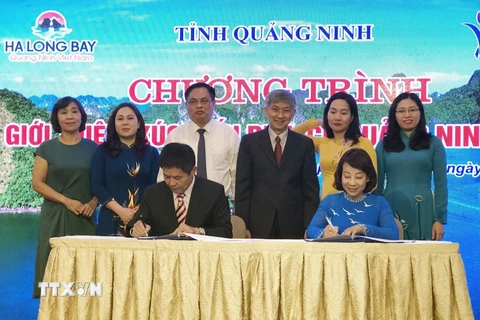 Đại diện tỉnh Quảng Ninh và doanh nghiệp ký kết Biên bản ghi nhớ hợp tác. (Ảnh: Mỹ Phương/TTXVN)