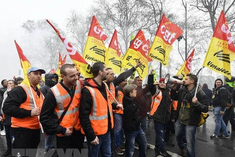 Nhân viên của Công ty đường sắt quốc gia Pháp (SNCF) tham gia một cuộc đình công phản đối các cuộc cải cách của Chính phủ tại Paris. (Nguồn: AFP/TTXVN)