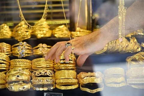 Các sản phẩm thủ công chế tác từ vàng được bày bán tại một khu chợ ở thành phố Gaza. (Ảnh: THX/TTXVN)