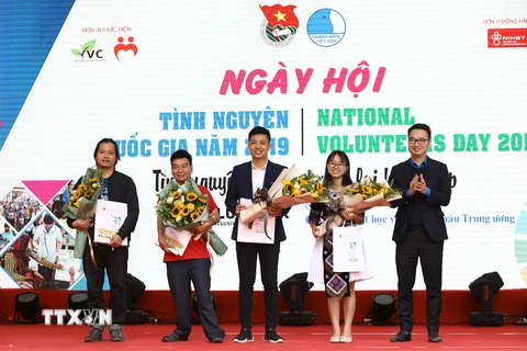 Phó Chủ tịch thường trực Trung ương Hội Liên hiệp thanh niên Việt Nam Nguyễn Tường Lâm tặng hoa cho các thủ lĩnh tình nguyện. (Ảnh: Văn Điệp/TTXVN)