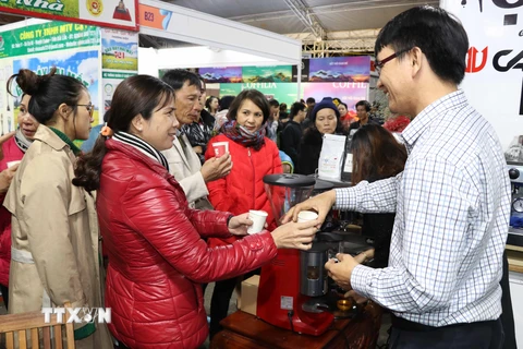 Người dân Gia Lai và du khách thưởng thức cà phê tại Ngày Cà phê Việt Nam lần thứ 3 năm 2019. (Ảnh: Hoài Nam/TTXVN)