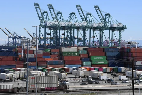 Hàng hóa của Trung Quốc chờ bốc dỡ tại cảng Long Beach ở Los Angeles, California, Mỹ. (Ảnh: AFP/TTXVN)