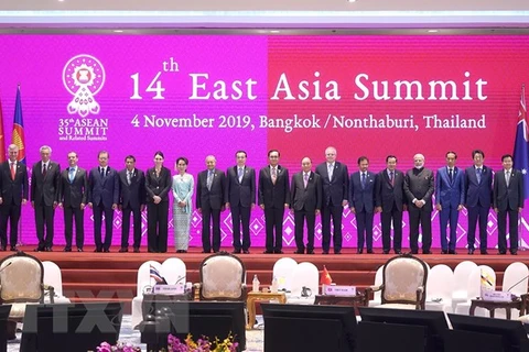 Các Trưởng đoàn chụp ảnh chung tại Hội nghị Cấp cao Đông Á lần thứ 14 ở Thái Lan. (Ảnh: Thống Nhất/TTXVN)
