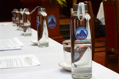 Sử dụng chai thủy tinh đựng nước nhằm góp phần tuyên truyền ý thức bảo vệ môi trường trong các cuộc họp tại thành phố Đà Nẵng. (Ảnh: Quốc Dũng/TTXVN) 
