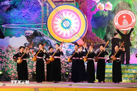Liên hoan nghệ thuật hát Then đàn tính các dân tộc Tày-Nùng-Thái toàn quốc lần thứ 6. (Ảnh: Thành Đạt/TTXVN)