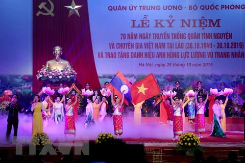 Chương trình nghệ thuật chào mừng lễ kỷ niệm 70 năm Quân tình nguyện và chuyên gia Việt Nam tại Lào. (Ảnh: Dương Giang/TTXVN)