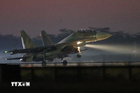 Máy bay tiêm kích SU-30MK2 bay đêm tại sân bay Kép (Bắc Giang). (Ảnh: Dương Giang/TTXVN)