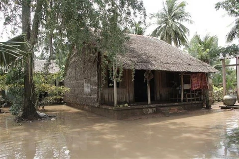 Triều cường gây ngập nhà của nhiều hộ dân trên địa bàn huyện Cù Lao Dung, Sóc Trăng. (Ảnh: Chanh Đa/TTXVN)