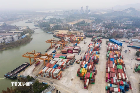 Container hàng hóa được xếp tại cảng ở tỉnh Chiết Giang, Trung Quốc, ngày 17/12/2019. (Ảnh: THX/TTXVN)