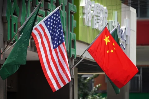 Quốc kỳ Trung Quốc (phải) và quốc kỳ Mỹ bên ngoài một khách sạn ở Bắc Kinh (Trung Quốc). (Ảnh: AFP/TTXVN)
