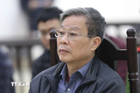 Bị cáo Nguyễn Bắc Son (sinh năm 1953, cựu Bộ trưởng Bộ Thông tin và Truyền thông) nghe Viện kiểm sát đề nghị mức án tại phiên tòa. (Ảnh: Doãn Tấn/TTXVN)