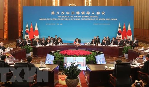 Toàn cảnh cuộc hội đàm ba bên giữa Thủ tướng Trung Quốc Lý Khắc Cường, Thủ tướng Nhật Bản Shinzo Abe và Tổng thống Hàn Quốc Moon Jae-in tại Thành Đô, Trung Quốc, ngày 24/12/2019. (Nguồn: Yonhap/TTXVN) 