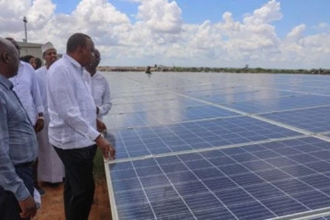 Tấm pin điện Mặt Trời ở Kenya. (Nguồn: eqmagpro.com)