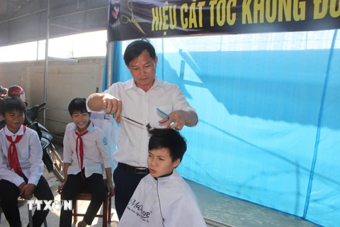 Tiệm cắt tóc không đồng của các thầy giáo trường THCS Thụ Hậu (huyện Lộc Hà, Hà Tĩnh). (Ảnh: Hoàng Ngà/TTXVN)