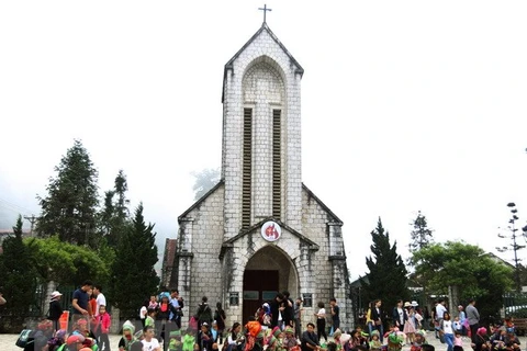 Khách du lịch tại nhà thờ cổ ở trung tâm thị trấn Sa Pa. (Ảnh: Quốc Khánh/TTXVN)