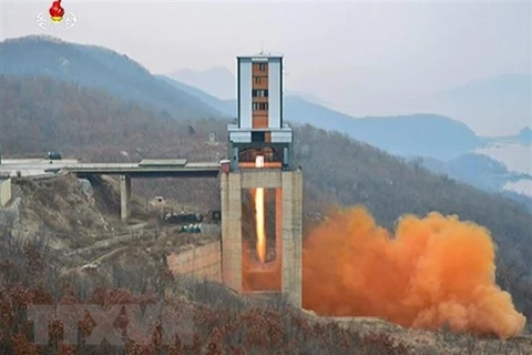 Một vụ thử động cơ tên lửa lực đẩy lớn của Triều Tiên tại bãi phóng vệ tinh Sohae ở tỉnh Bắc Pyongan. (Ảnh: YONHAP/TTXVN) 