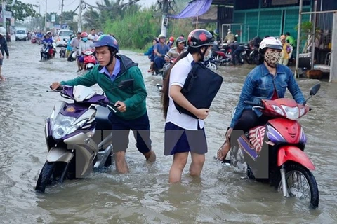 Triều cường gây ngập sâu trên đường Lê Văn Lương, huyện Nhà Bè, Thành phố Hồ Chí Minh. (Ảnh: Mạnh Linh/TTXVN) 