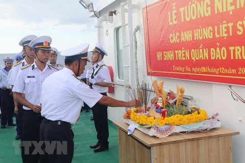 Các chiến sỹ hải quân của Lữ đoàn 146 thắp hương tưởng niệm các liệt sỹ hải quân đã anh dũng hy sinh tại quần đảo Trường Sa. (Ảnh: Nguyễn Văn Nhật/TTXVN)