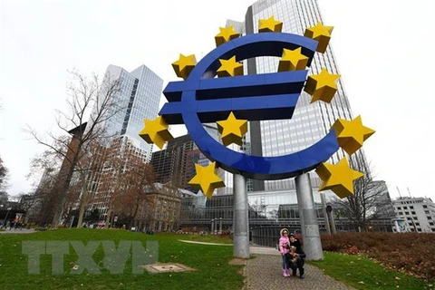 Biểu tượng đồng euro tại Frankfurt, Đức. (Nguồn: THX/TTXVN)