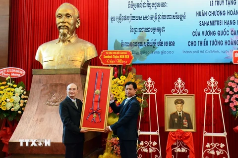 Ông Sok Dareth, Tổng lãnh sự Campuchia tại Thành phố Hồ Chí Minh (phải) trao Huân chương Hoàng gia Sahametrei hạng Nhất của Vương quốc Campuchia cho đại diện gia đình cố Thiếu tướng Hoàng Thế Thiện. (Ảnh: Xuân Khu/TTXVN) 