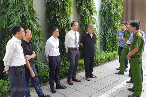 Tài xế Doãn Quý Phiến (thứ 5 từ trái sang) cùng cơ quan chức năng tiến hành thực nghiệm hiện trường lần thứ hai tại trường Gateway vào sáng 13/9. (Ảnh: Sơn Bách/Vietnam+)