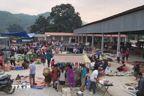 Ngay từ sáng sớm, đồng bào Thái, Mông và nhân dân huyện Vieng Xai (Lào) từ khắp các nẻo đường đổ về chợ đông đúc. (Ảnh: Khiếu Tư/TTXVN)