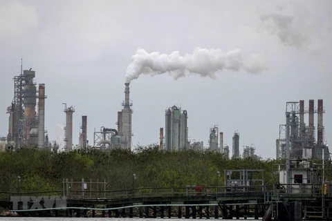 Một nhà máy lọc dầu ở gần Corpus Christi, bang Texas, Mỹ. (Ảnh: AFP/TTXVN) 